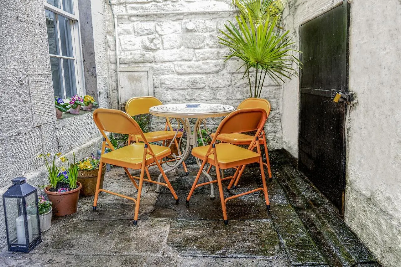 Silver Lining - Quiet St Patrick City Apartment Edinburgh