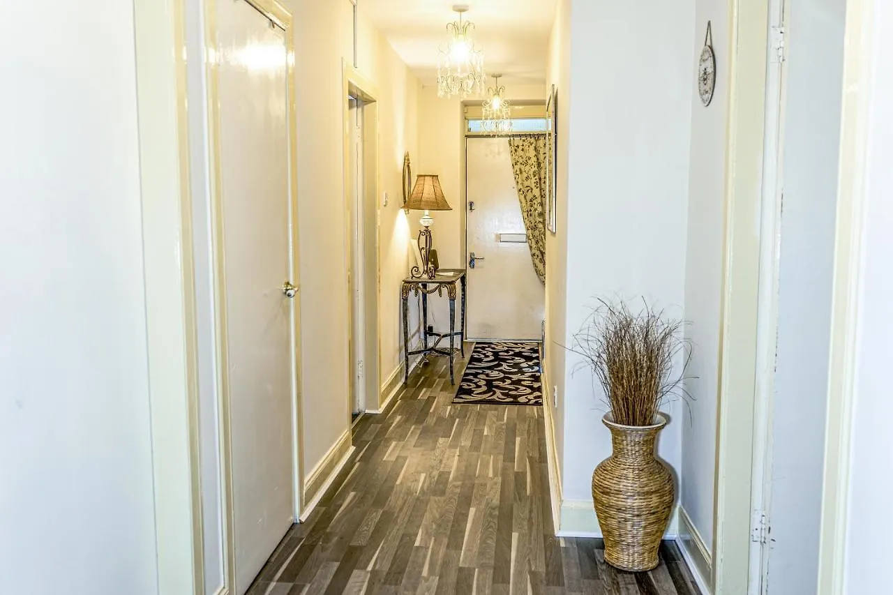 Silver Lining - Quiet St Patrick City Apartment Edinburgh 0*,